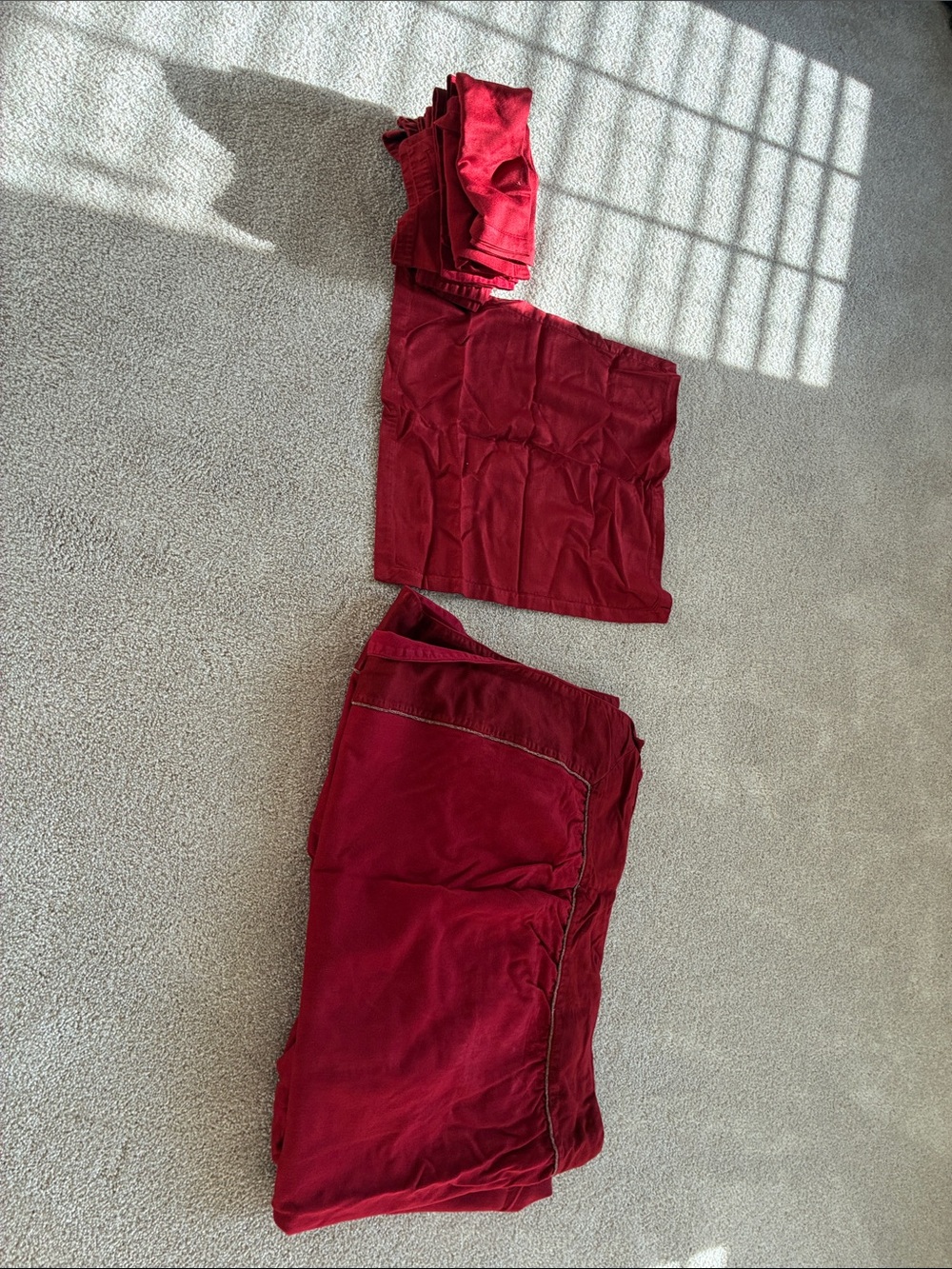 Crate & Barrel Red table cloth & 8 90”x60”. 8 napkins Beautiful gold cording.